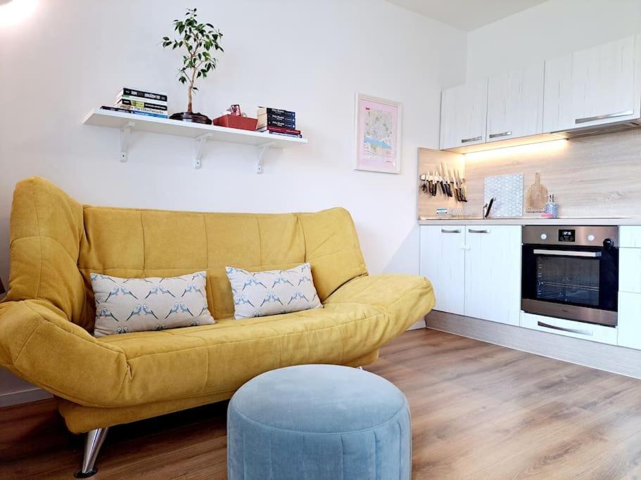 Yellow Sofa Братислава Екстериор снимка